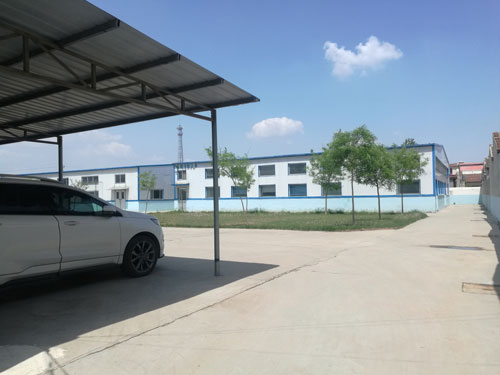 德州健之源地處魯西北平原，毗鄰黃河故道森林公園，生產(chǎn)條件環(huán)境優(yōu)越，擁有現代化的廠(chǎng)房，標準化的生產(chǎn)車(chē)間，公司擁有三證：SC食品生產(chǎn)許可證、GMP證、食品出口生產(chǎn)企業(yè)證書(shū)，生產(chǎn)過(guò)程中采用ISO22000管理體系進(jìn)行科學(xué)管理，并擁有近十年的生產(chǎn)加工經(jīng)驗，產(chǎn)品口感、湯色、功效等各項指標均能達到客戶(hù)滿(mǎn)意，生產(chǎn)采用全自動(dòng)帶線(xiàn)帶牌袋泡茶包裝機生產(chǎn)線(xiàn)，有全套的粉碎和超微粉碎、分篩、烘干、滅菌、制粒、制袋等設備，科學(xué)的生產(chǎn)工藝和嚴格規范的滅菌殺毒技術(shù)。